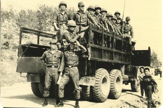 미 2사단 소속 대간첩중대(CAC)가 트럭에서 출동대기를 하고 있다. 윤창식 CAC 예비역 병장