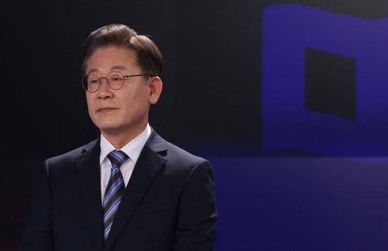 더불어민주당 이재명 대선 후보가 11일 오후 서울 중구 매경미디어센터에서 열린 한국기자협회 주최·방송 6개사 공동 주관 '2022 대선후보 초청 토론'에서 방송 준비를 하고 있다. [연합뉴스]