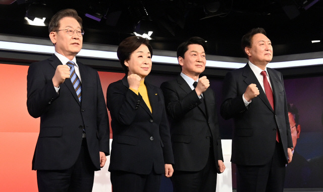 더불어민주당 이재명, 정의당 심상정, 국민의당 안철수, 국민의힘 윤석열 대선후보(왼쪽부터)가 11일 오후 서울 중구 매경미디어센터에서 열린 한국기자협회 주최 방송 6개사 공동 주관 2022 대선후보 초청 토론회 시작에 앞서 기념촬영을 하고 있다. 2022.2.11 [국회사진기자단]