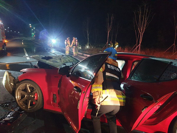 3명의 사상자를 낸 경남 창원시 구산면 5번 국도 교통사고 현장에서 소방대원이 현장을 수습하고 있다. 창원소방본부 제공