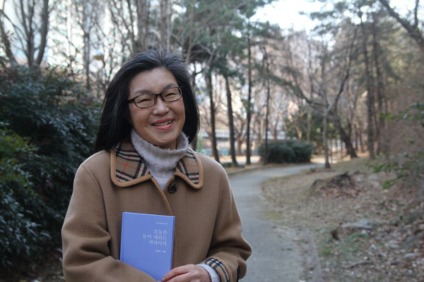 부산 해운대구 장산 호수공원에서 김점미 시인을 만나 그가 즐겨 걷는 산책로를 함께 걸었다.