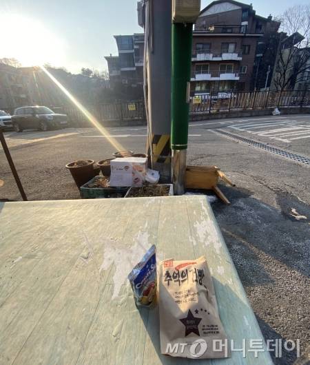 해질녘 어스름한 햇살이 비추는 구멍가게 평상./사진=남형도 기자