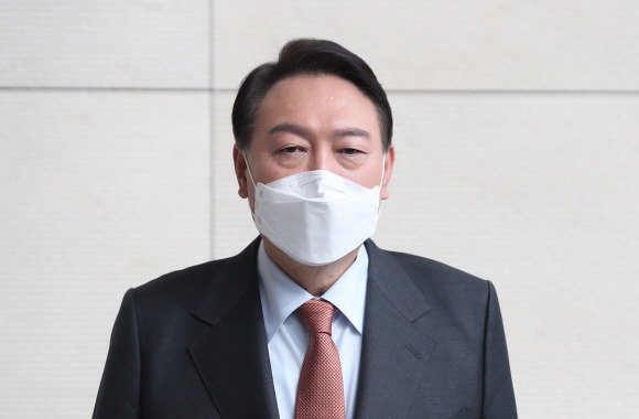 윤석열 “安 단일화 제안, 고민해보겠다” - 윤석열 국민의힘 대선후보가 13일 오후 서울 송파구 롯데 시그니엘에서 마이크 펜스 전 미국 부통령을 면담하고 나온 뒤 취재진 질문에 답하고 있다. 2022.2.13 오장환 기자
