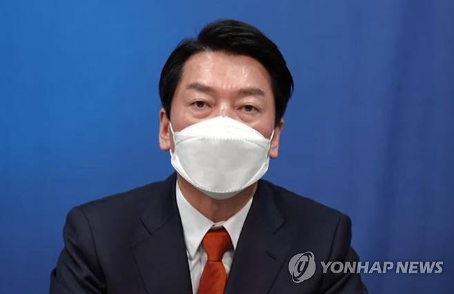 안철수, 윤석열에 야권 후보 단일화 공식 제안 (서울=연합뉴스) 하사헌 기자 = 국민의당 안철수 대선 후보가 13일 유튜브로 생중계된 특별 기자회견에서 국민의힘 윤석열  대선 후보에게 야권 후보 단일화를 공식 제안하고 있다. 2022.2.13 [안철수 후보 유튜브 캡처. 재판매 및 DB 금지] toadboy@yna.co.kr