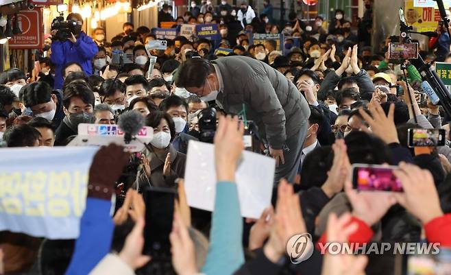 허리 숙여 인사하는 이재명 대선후보 (서귀포=연합뉴스) 백승렬 기자 = 더불어민주당 이재명 대선후보가 13일 제주도 서귀포시 매일올레시장에서 즉석연설을 마친 뒤 허리 숙여 인사하고 있다. 2022.2.13 srbaek@yna.co.kr