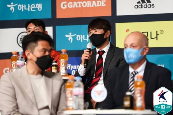 지난 시즌 K리그1 파이널B를 기록하며 공식 미디어데이에서 뒷 자리에 앉게 된 김기동 포항 스틸러스 감독과 최용수 강원FC감독이 남다른 각오를 나타냈다. 김기동 감독이 발언을 하고 있다. 사진｜한국프로축구연맹