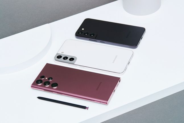 삼성전자 스마트폰 ‘갤럭시S22’ 시리즈. 왼쪽부터 울트라·플러스·기본 모델.ⓒ삼성전자