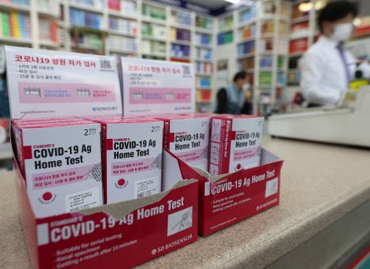 이달 6일 오후 서울 시내 약국에서 코로나19 자가검사키트를 판매하고 있다. <연합뉴스>