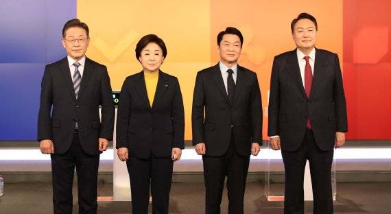 더불어민주당 이재명(왼쪽부터), 정의당 심상정, 국민의당 안철수, 국민의힘 윤석열 대선 후보가 11일 오후 서울 중구 매경미디어센터에서 열린 한국기자협회 주최, 방송 6개사 공동 주관 2022 대선후보 초청 토론회 시작에 앞서 기념촬영을 하고 있다. 사진=박범준 기자