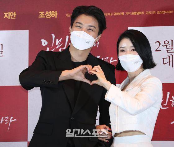 배우 연우진과 지안이 14일 오후 서울 광진구 롯데시네마 건대입구에서 열린 영화 '인민을 위해 복무하라' 시사회에 참석하고 있다. '인민을 위해 복무하라'(감독 김길영)는 출세를 꿈꾸는 모범병사 '무광'이 사단장의 젊은 아내 '수련'과의 만남으로 인해 넘어서는 안 될 신분의 벽과 빠져보고 싶은 위험한 유혹 사이에서 갈등하며 벌어지는 이야기로 연우진 지안 조성하 등이 열연했다. 23일 개봉. 김진경 기자 kim.jinkyung@joongang.co,kr/2022.02.14/