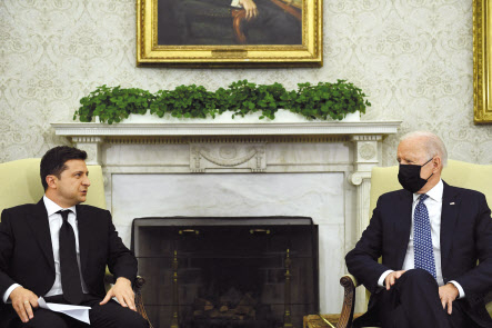 조 바이든(오른쪽) 미국 대통령이 지난해 9월 미국 워싱턴DC 백악관을 방문한 볼로디미르 젤렌스키 우크라이나 대통령과 대화를 나누고 있는 모습. [AFP]