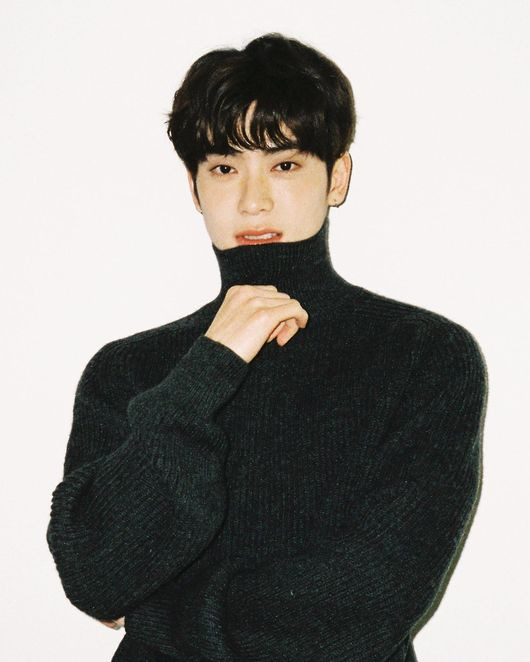 NCT Jayhun has celebrated her 26th birthday.On the morning of the 14th, NCT official SNS said, HAPPY BIRTHDAY TO # JAEHYUN WEYOU #HAPPYJAEHYUNDAY #Jaehyun #NCT #NCT127.In the photo, NCT Jaehyun is wearing a black turtleneck and showing off his mysterious eyes.Jaehyun sniped at the global womanhood, boasting an irreplaceable piece of beauty, as well as an impeccable perfect features.In addition, NCT Jaehyun captivated the viewers with a wide shoulder like the Pacific Ocean and a solid physical sexy.On the other hand, NCT, which belonged to Jaehyun, released its third full-length album Universe last December.NCT SNS