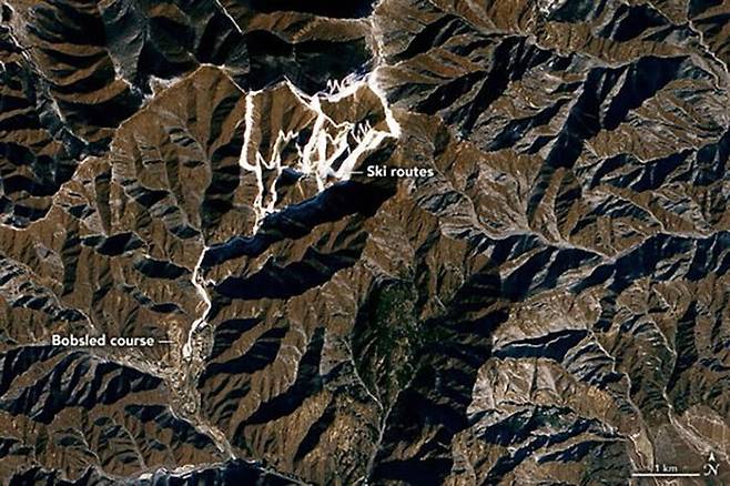 미국 항공우주국 나사(NASA)가 공개한 베이징 동계올림픽 위성 사진. 스키와 봅슬레이 경기장에만 눈이 쌓여 있다.