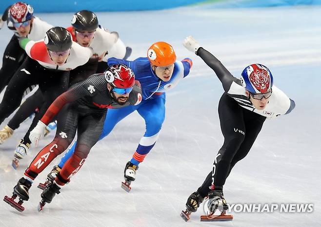 [올림픽] 금메달을 향해 달리는 황대헌 (베이징=연합뉴스) 박동주 기자 = 한국 쇼트트랙 대표팀 이준서, 박장혁, 황대헌이 9일 오후 중국 베이징 캐피털 실내 경기장에서 열린 2022 베이징 동계올림픽 쇼트트랙 남자 1500m 결승 경기에서 역주하고 있다. 2022.2.9 pdj6635@yna.co.kr