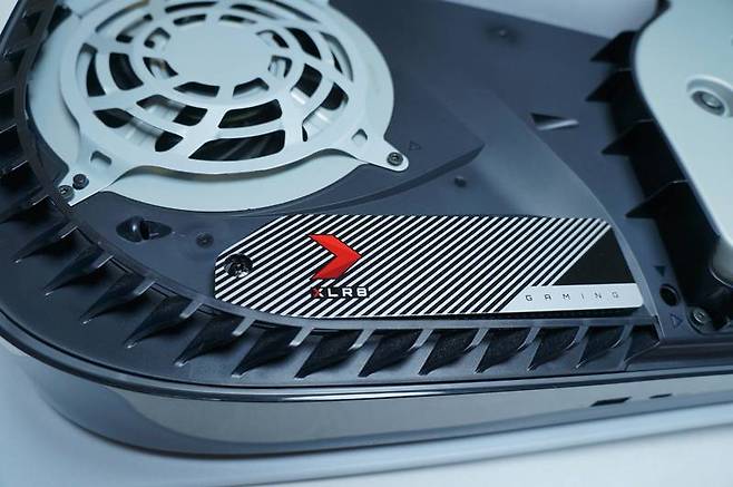 PNY 'XLR8 PS5 SSD 히트싱크'를 PS5에 장착했다.