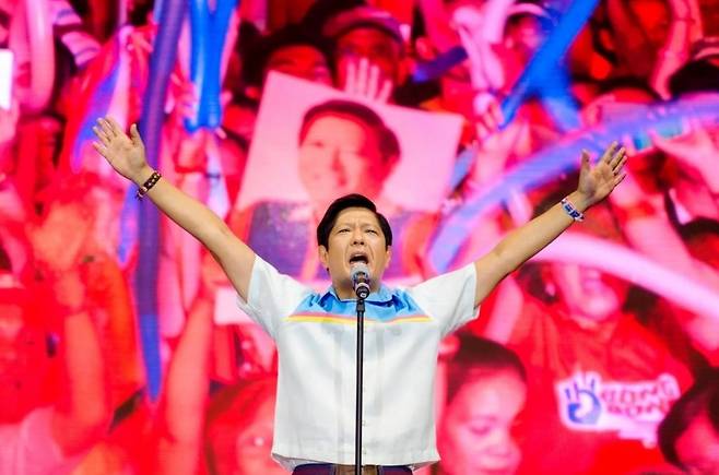 마르코스와 이멜다의 아들 ‘마르코스 봉봉’, 친근하고 소박한 이미지로 5월에 열리는 필리핀 대선에서 승리할 가능성이 높다.  사진 SNS