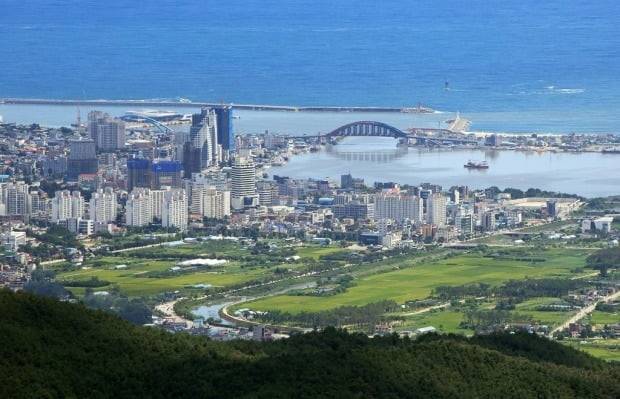 동해안을 마주한 강원도 속초시 전경. 사진=게티이미지뱅크