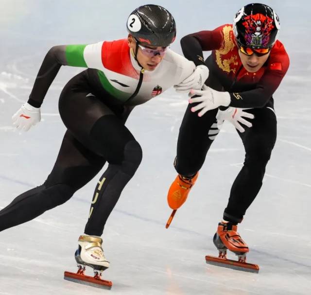 지난 7일 2022 베이징 동계올림픽 쇼트트랙 남자 1000m 결승 경기에서 중국의 런지웨이(오른쪽)가 헝가리의 류 사올린 산도르를 잡아채는 모습. 이날 심판 판정으로 사올린이 실격됐고 런지웨이가 1위를 차지했다. 연합뉴스