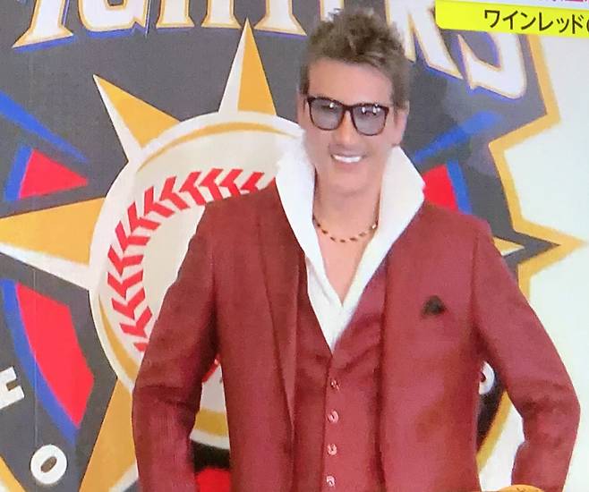 신조 닛폰햄 감독이 요미우리와 연습경기서 3-4로 패하겠다고 선언했다. 경기 전 점수까지 공개하며 패하?募鳴� 선언하는 것은 무례라는 지적도 있다. 반대로 팬들에게 흥미를 제공할 수 있다는 목소리도 있다.             사진=닛폰햄 SNS