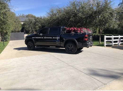 Hip-hop star Kanei West, 44, sent his ex-wife Kim Kardashian, 41, a flower Mitsubishi Fuso Truck and Bus Corporation as a Valentines Day gift, but Kim Kardashian enjoyed dating comedian Pete Davidson, 28.Kanei West posted two pictures on Instagram Friday, full of flowers, on Mitsubishi Fuso Truck and Bus Corporation.He appears to have sent flowers Mitsubishi Fuso Truck and Bus Corporation as a gift as part of a campaign to Kim Kardashian to please come back.Hes even continuing his messy act, with Kim Kardashian arguing against dating Pete Davidson.Kim Kardashian, on the other hand, looks completely unconcerned about her ex-husbands courtship; he enjoyed dinner with Pete Davidson in Brooklyn on the day.Kim Kardashian filed for divorce in February 2021, after which Kanei West has sought to regain her via social media.He accused her of not letting him see the four children, but Kardashian countered, saying her ex-husband tried to manipulate their situation in the media.Divorce is difficult enough for our children, Kardashian said in a statement earlier this month, adding that Kaneis obsession with negatively and publicly controlling and manipulating our situation only hurts everyone.It makes me sad that Kanei makes it impossible every step.I want to deal with all the issues with our children personally, and I hope he can finally solve the problem by appointing a third lawyer last year. Kim Kardashian recently said in an interview with the cover story of the March issue of Vogue, I have been doing things that make others happy for a long time.And over the last two years Ive decided Im going to make myself happy - I feel really good.Even if it has made a difference and caused a divorce, I think its important to be honest with yourself about what makes you happy - Ive Choices myself.I think its okay to have Choices with you.