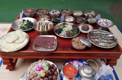 안동종가음식체험관이 예미정 본채 안마당에서 오곡밥, 찰밥, 청어구이, 묵나물비빔밥, 부럼, 귀밝이술 등 대보름 절기음식을 시연하고 있다. (사진=안동종가음식체험관 제공) *재판매 및 DB 금지