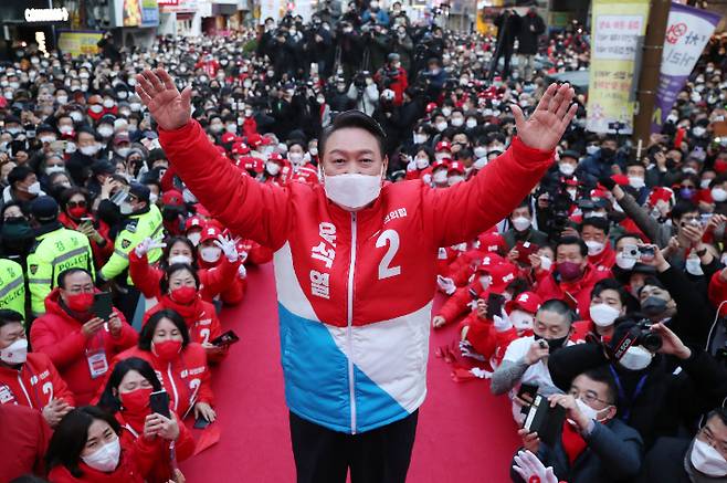 국민의힘 윤석열 대선 후보가 15일 오후 부산 서면 젊음의거리에서 열린 거점 유세에서 취재진을 향해 포즈를 취하고 있다. 연합뉴스