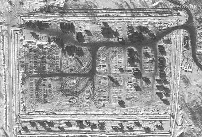 13일(현지시간) 러시아 서부 옐나 지역 러시아 주둔지에서 지상군 다수가 차량을 타고 떠난 모습을 보여주는 위성 사진.(사진=막서 테크놀러지)