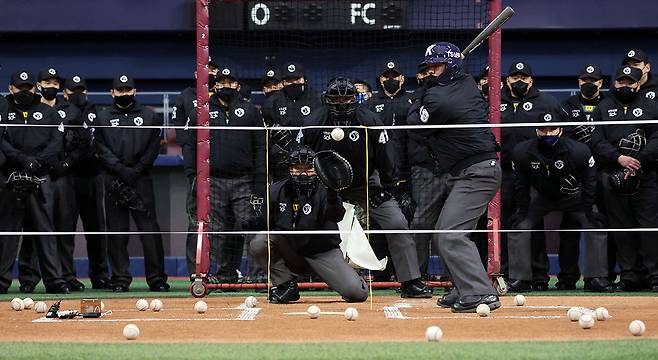 1월11일 고척돔에서 KBO 소속 심판들이 올해부터 바뀌는 스트라이크존 적응 훈련을 하고 있다. ⓒ연합뉴스