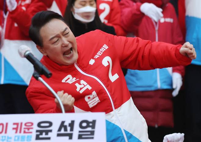 국민의힘 윤석열 대선 후보가 15일 오후 부산 서면에서 유세를 마치며 어퍼컷 세리머니를 하고 있다. (사진=공동취재)