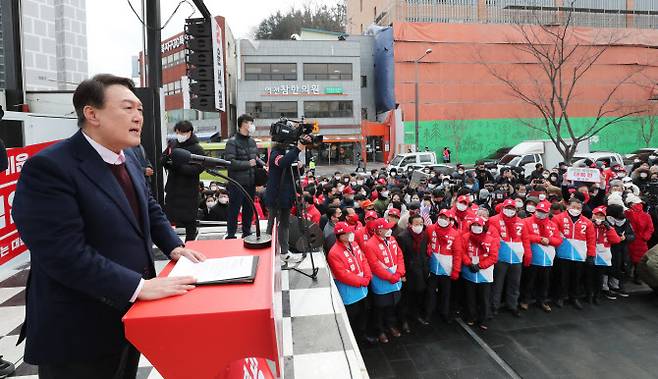 윤석열 국민의힘 대선 후보가 16일 오후 전북 전주시 덕진군 전주역에서 열린 ‘통합하는 대통령 전북을 위한 진심!’ 전주 거점유세에서 지지를 호소하고 있다. (사진=공동취재)