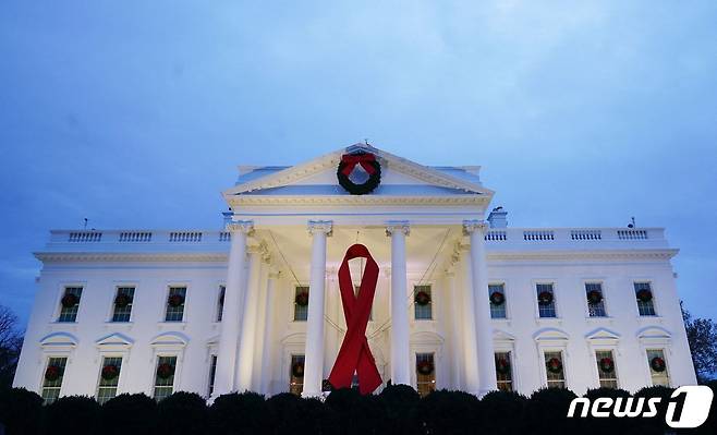 1일 (현지시간) 워싱턴 백악관에 세계 에이즈의 날을 맞아 에이즈 환자의 인권을 보호하고 지지를 나타내는 붉은 리본이 장식돼 있다. © AFP=뉴스1 © News1 우동명 기자