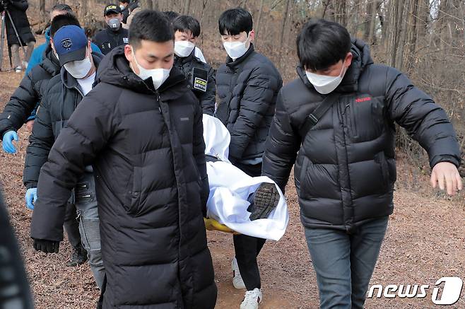 15일 서울 구로구 소재 야산에서 신변 보호를 받던 전 연인을 살해한 용의자가 숨진 채 발견, 경찰이 시신을 수습하고 있다. 2022.2.15/뉴스1 © News1 조태형 기자
