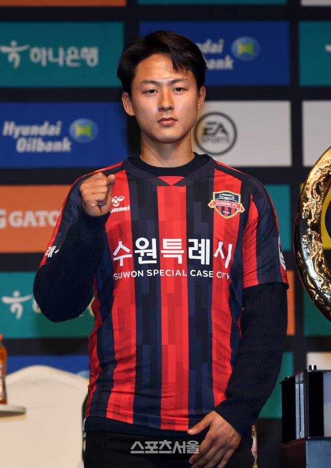 수원FC 이승우가 14일 오후 서울 용산구 백범김구기념관에서 열린 하나원큐 K리그 2022 개막 미디어데이 행사에서 취재진을 향해 포즈를 취하고 있다. 2022. 2. 14. 박진업기자 upandup@sportsseoulcom