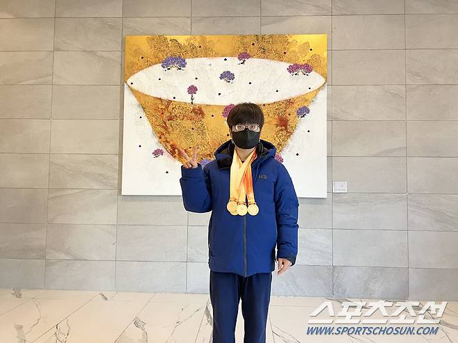 제19회 전국장애인동계체육대회에서 대회 최우수선수상을 수상한 김민영(전남)이 대회 종료 후 금메달 ㄱ개를 걸고 기념사진을 찍고 있다. 사진제공=대한장애인체육회