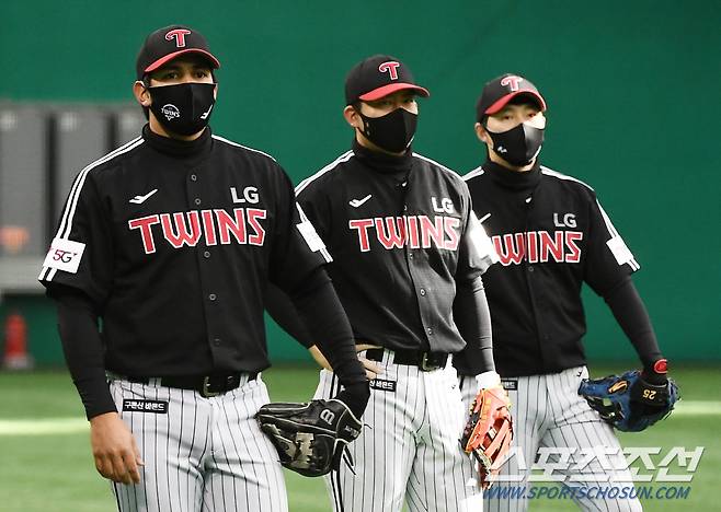 새 외국인 타자 LG 루이즈, 김민성, 이상호와 함께 3루 수비 훈련을 소화했다. 이천=박재만 기자 pjm@sportschosun.com