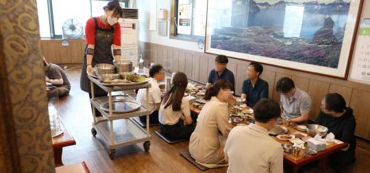 완화된 거리두기가 시행된 지난 7월 1일 대전 대덕구 한 식당에서 일행 8명이 모여 점심 식사를 하고 있다. 사진=대전일보DB