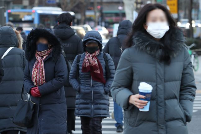 전국 대부분 지역에 한파특보가 발효된 27일 오전 서울 광화문 네거리에서 시민들이 발걸음을 재촉하고 있다. ⓒ데일리안 류영주 기자