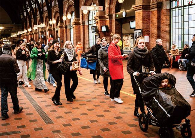 덴마크가 코로나19 방역 조치를 완전 해제한 2월 1일(현지시각) 마스크를 벗은 시민들.&nbsp;사진 블룸버그