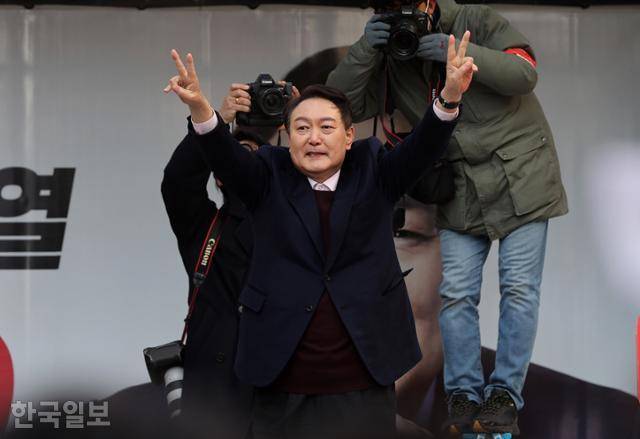 윤석열 국민의힘 대선후보가 16일 오후 충북 청주시 성안길에서 유권자들에게 지지를 호소하고 있다. 청주=오대근 기자