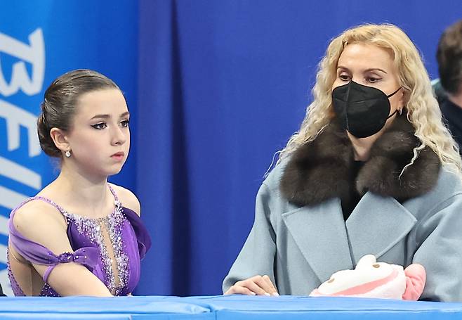 러시아올림픽위원회(ROC)의 카밀라 발리예바가 15일 오후 중국 베이징 캐피털 실내경기장에서 열린 2022 베이징 동계올림픽 피겨스케이팅 여자 싱글 쇼트 프로그램 출전을 준비하고 있다. 오른쪽은 예테리 투트베리제 코치. [사진출처 : 연합뉴스]