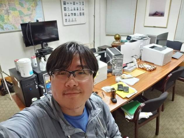 지난해 6월 말부터 7월 초까지 '자가 격리 면제' 관련 업무로 인해 밤을 새며 공관에서 일 할 때의 모습