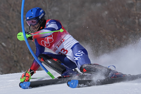 Jung Dong-hyun passes a gate during the second run of the men's slalom at the 2022 Winter Olympics on Wednesday. [AP/YONHAP]