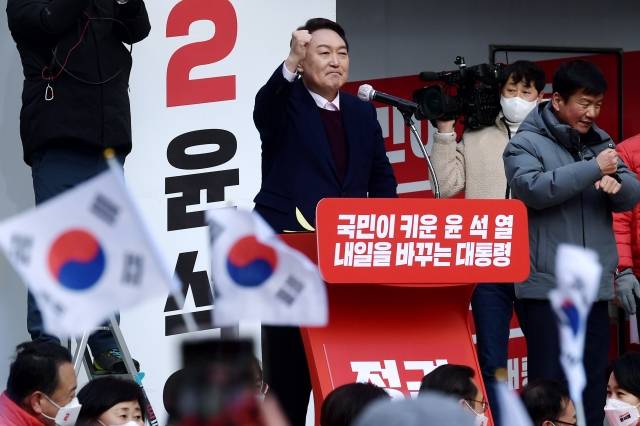 국민의힘 윤석열 대선 후보가 16일 오후 충북 청주시 상당구 성안길에서 열린 거점유세에서 지지자들에게 손들어 인사하고 있다.공동취재단