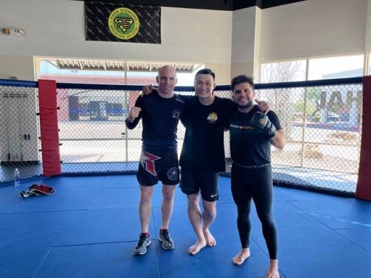 세후도(맨오른쪽)가 훈련 후 정찬성 등과 포즈를 취하고 있다. [세후도 트위터 사진 캡처]