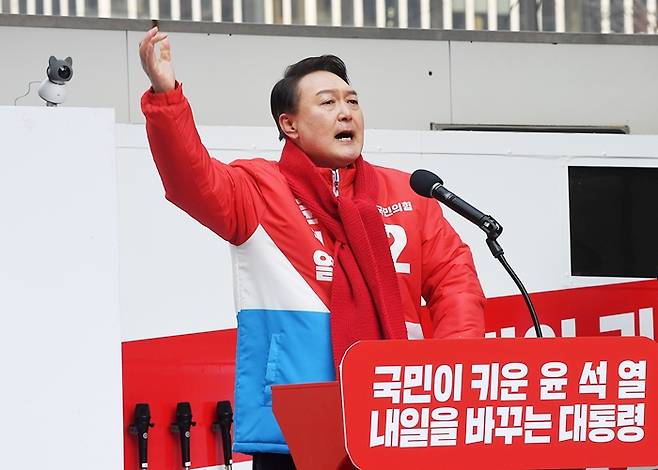16일 이재명 더불어민주당 대선 후보가 지난 15일 마스크 미착용 상태로 연설에 나선 윤석열 국민의힘 대선 후보를 비판했다. 사진은 윤 후보가 대통령 선거 공식 선거운동 첫 날인 지난 15일 서울 중구 청계광장에서 연설하는 모습. /사진=뉴스1