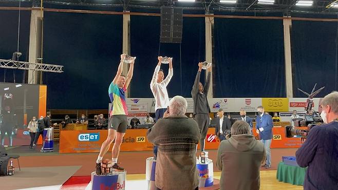 [서울=뉴시스] 16일(한국시간) 슬로바키아 반스카 비스트리차에서 열린 인도어(실내) 투어 높이뛰기 대회에서 우승한 우상혁. (사진 = 대한육상연맹 제공) *재판매 및 DB 금지