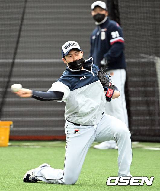 [OSEN=이천, 조은정 기자] 14일 경기도 이천베어스파크에서 두산 베어스 2022 시즌 스프링캠프가 진행됐다.두산 투수 김강률이 수비 훈련을 하고 있다. 2022.02.14 / rumi@osen.co.kr