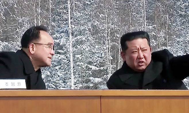 북한이 김정일 국방위원장 생일 80주년을 맞아 지난 15일 백두산 인근 삼지연시에서 김정은 국무위원장이 참석한 가운데 중앙보고대회를 개최했다고 조선중앙TV가 16일 보도했다. 사진은 김 위원장(오른쪽)과 조용원 당 조직비서가 대화하는 모습. 평양=조선중앙TV·연합뉴스
