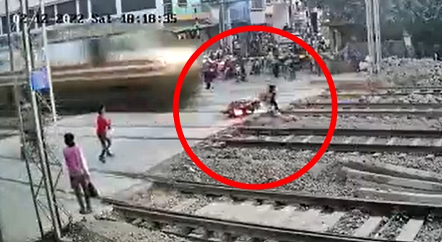 15일(현지시간) 힌두스탄타임스는 인도 우타르프라데시주 알라하바드 기차역에서 아찔한 열차 사고가 발생했다고 보도했다.