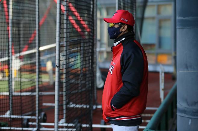 김종국 KIA 감독이 함평 스프링캠프에서 훈련을 지켜보고 있다. KIA 타이거즈 제공